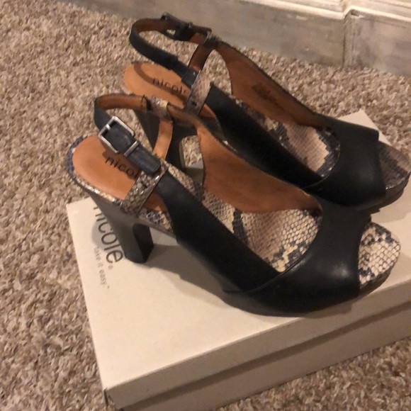 Beautiful heel by Nicole in VERY GOOD USED CONDITION - Picture 2 of 7
